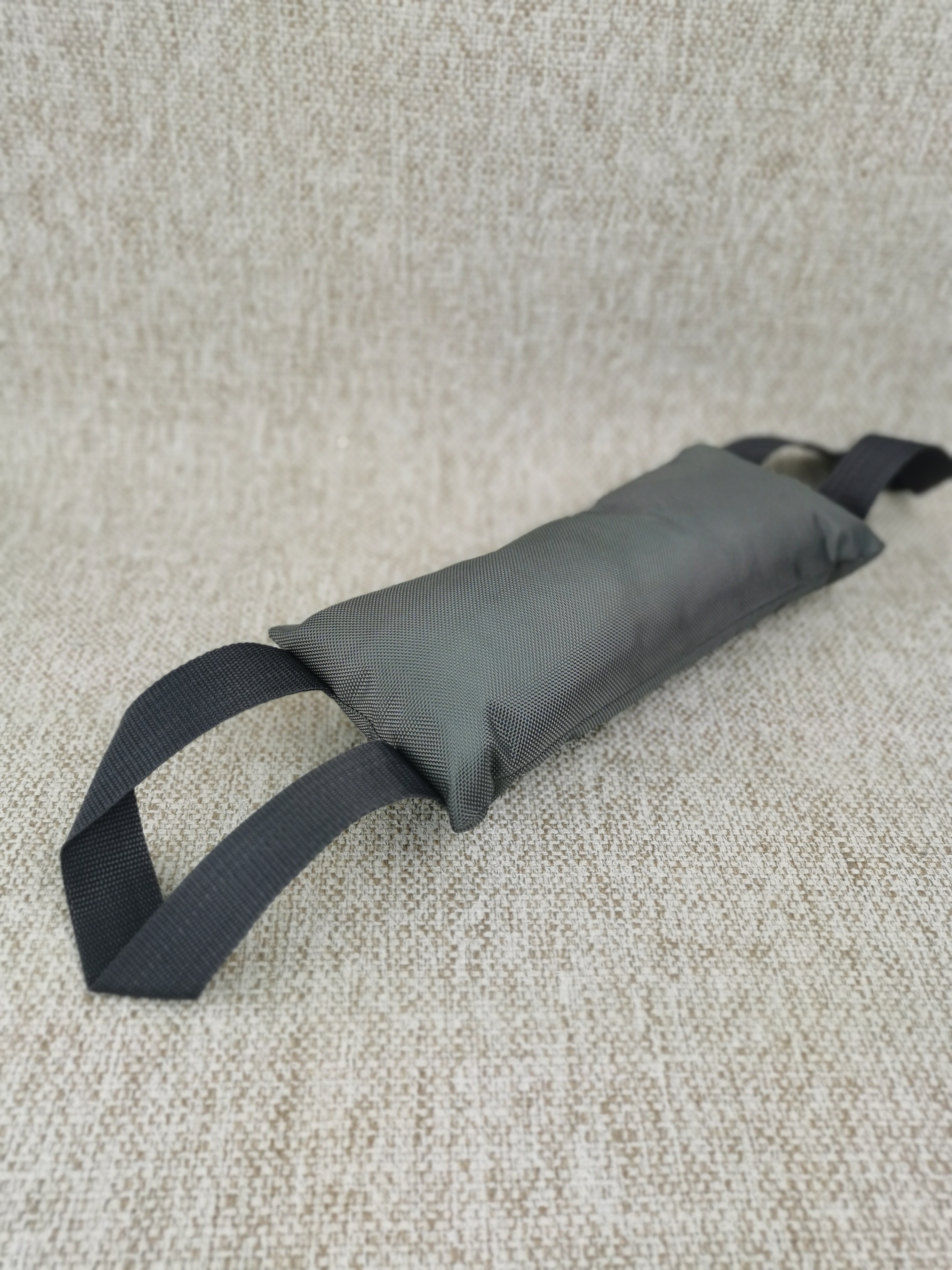 картинка Подушка-кусалка с ручкой серый от Интернет магазина Dendog